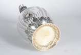 Jarra (Claret Jug) de cristal lapidado com base... - Jarra (Claret Jug) de cristal lapidado com base, alça, guarnição e tampa de prata francesa. Mínimos bicados.