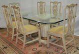 Mesa de jantar com base dupla de mármore bege B... - Mesa de jantar com base dupla de mármore bege Bahia e detalhes de metal dourado, tampo de cristal bisotado (duas pequenas lascas). Acompanham  6...