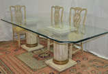 Mesa de jantar com base dupla de mármore bege B... - Mesa de jantar com base dupla de mármore bege Bahia e detalhes de metal dourado, tampo de cristal bisotado (duas pequenas lascas). Acompanham  6...