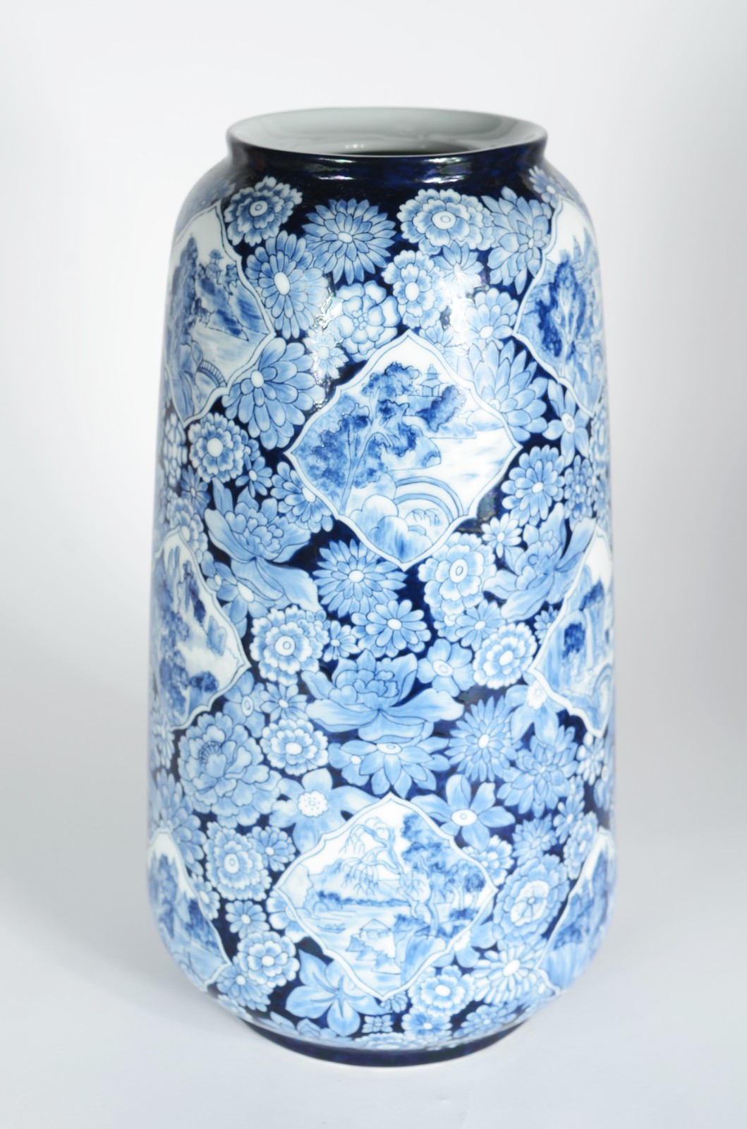 Vaso de porcelana azul e branco, assinado e datado 83. - foto 1 de 4