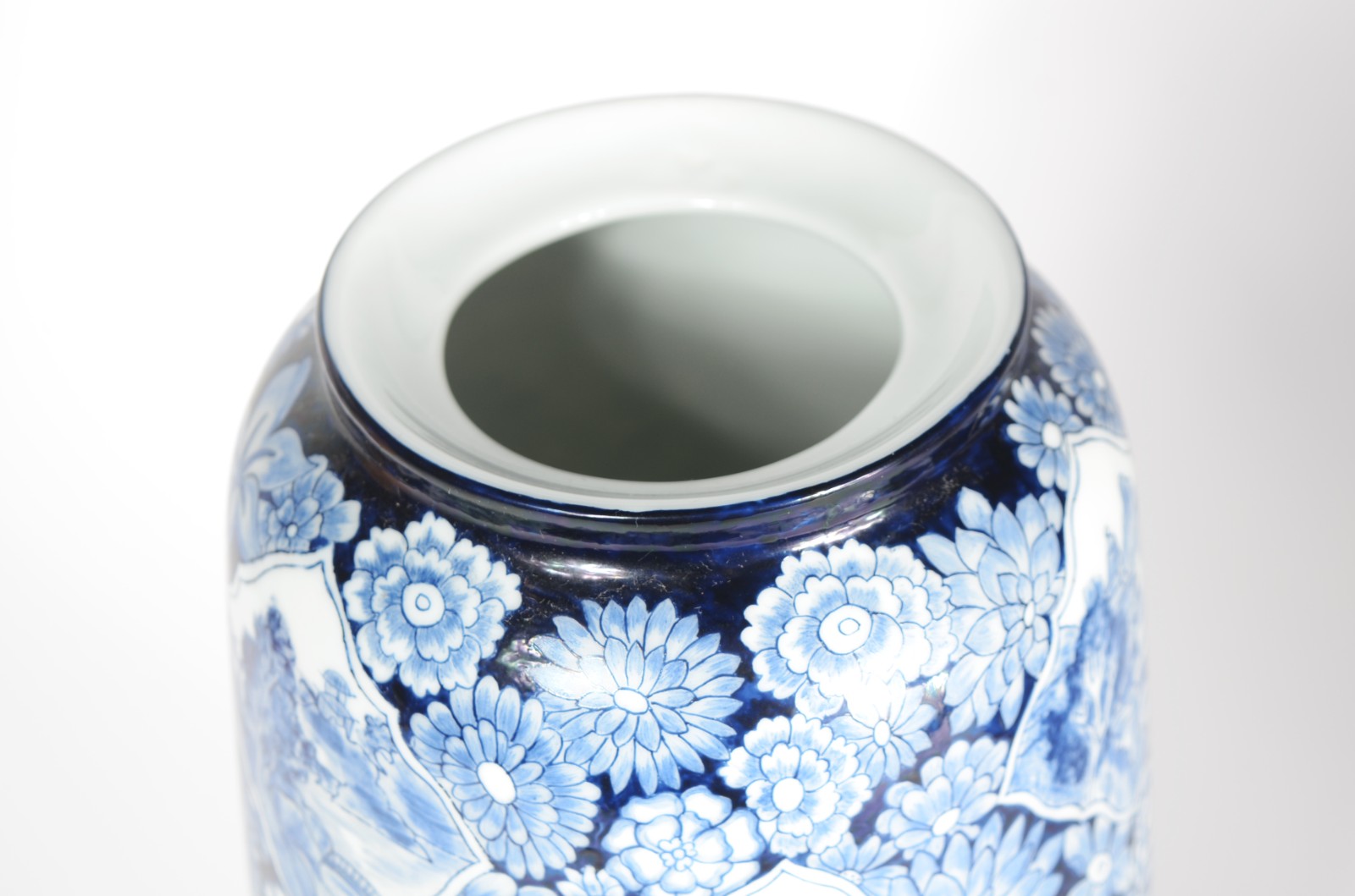 Vaso de porcelana azul e branco, assinado e datado 83. - foto 2 de 4