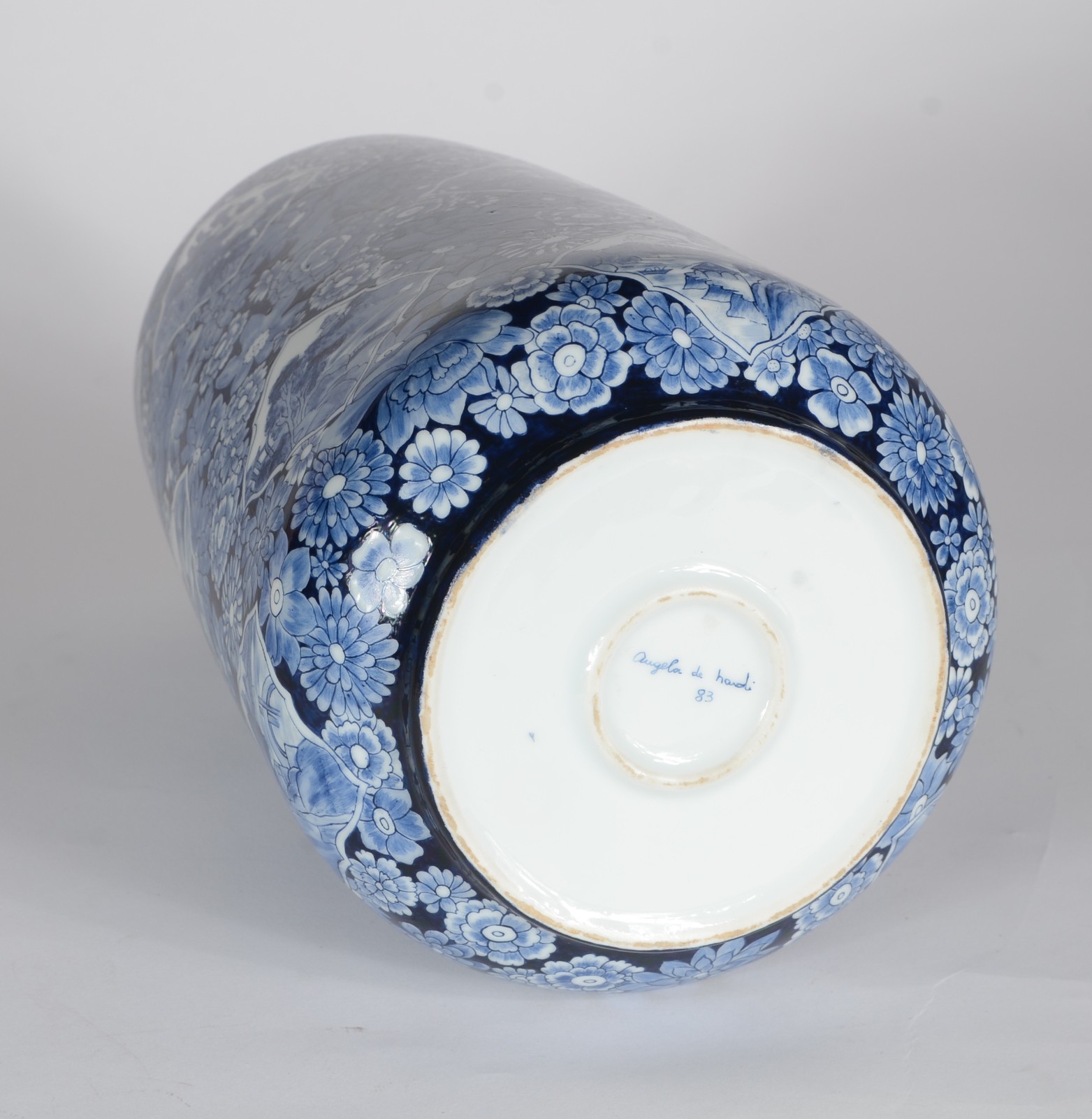Vaso de porcelana azul e branco, assinado e datado 83. - foto 3 de 4
