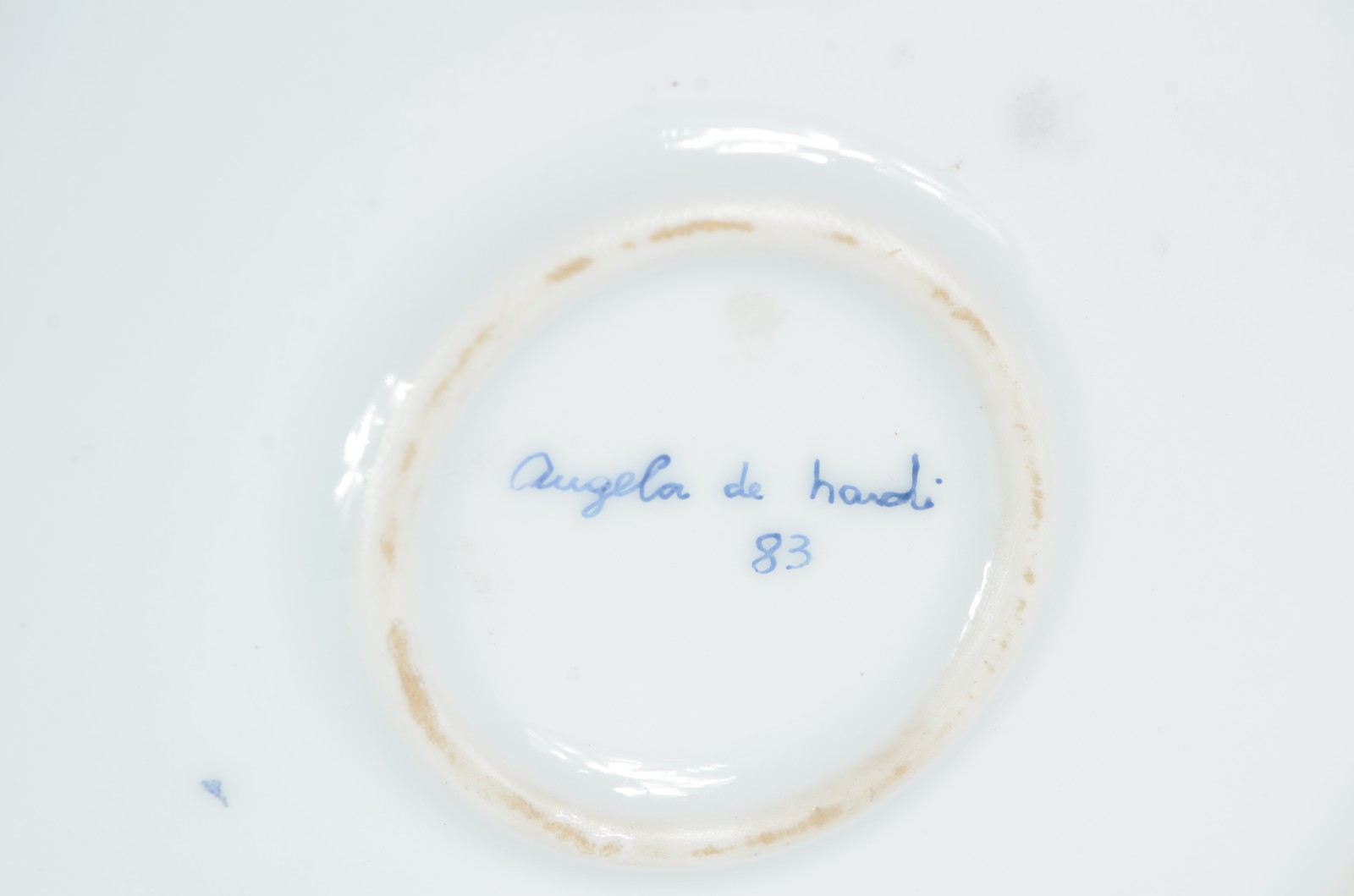 Vaso de porcelana azul e branco, assinado e datado 83. - foto 4 de 4