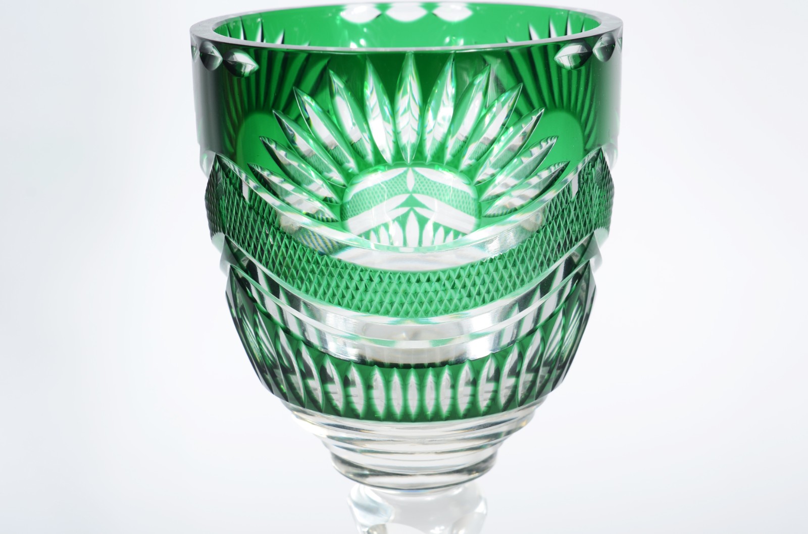 Grande taça de cristal doublé verde lapidada. - foto 2 de 4