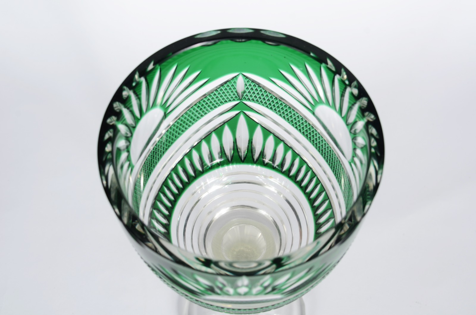 Grande taça de cristal doublé verde lapidada. - foto 3 de 4