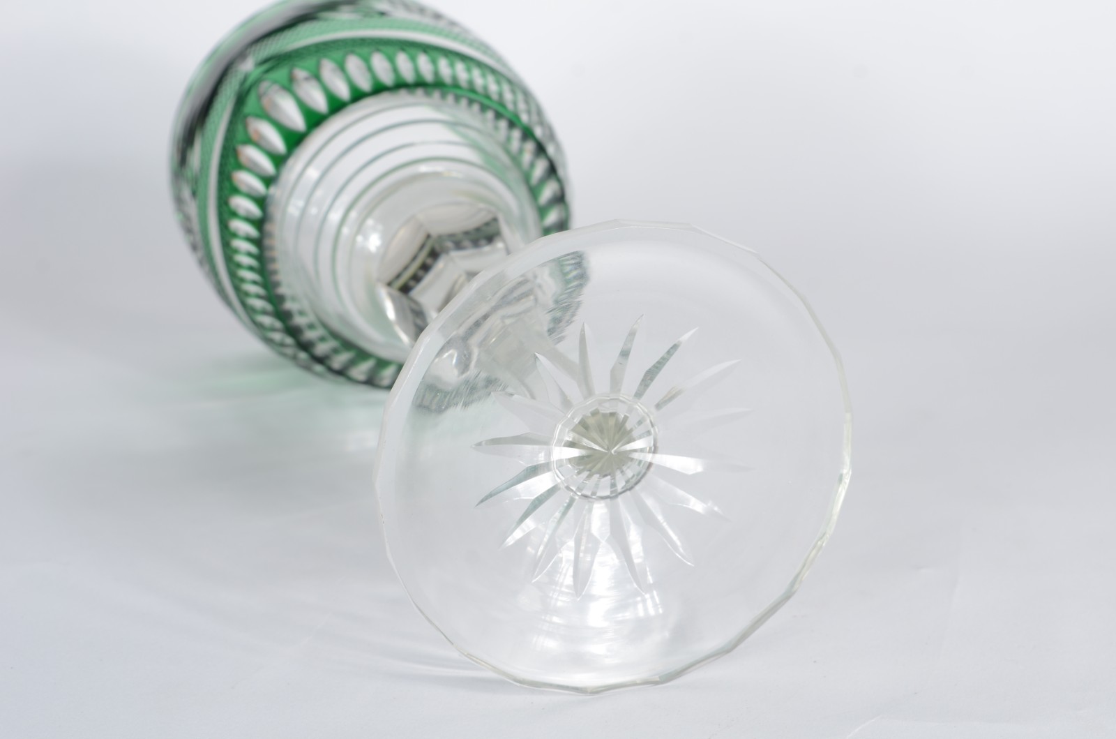 Grande taça de cristal doublé verde lapidada. - foto 4 de 4