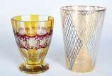 Dois vasos de cristal/vidro, sendo um vaso doub... - Dois vasos de cristal/vidro, sendo um vaso doublé lapidado na cor ambâr e vinho e vaso de vidro com detalhes dourados.