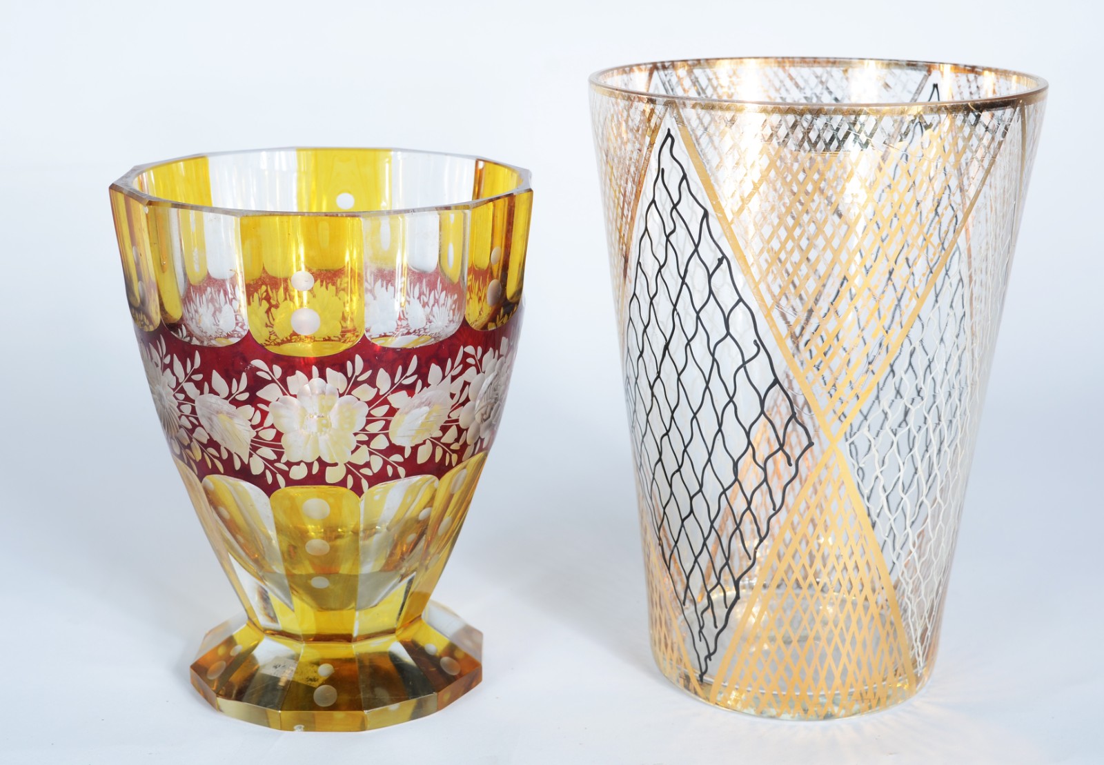 Dois vasos de cristal/vidro, sendo um vaso doublé lapidado na cor... - foto 1 de 4