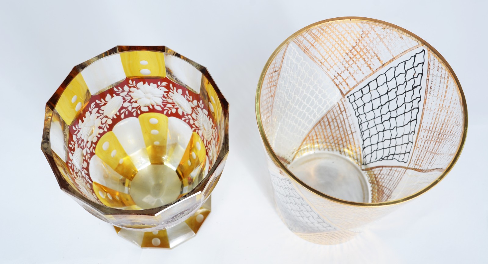 Dois vasos de cristal/vidro, sendo um vaso doublé lapidado na cor... - foto 2 de 4