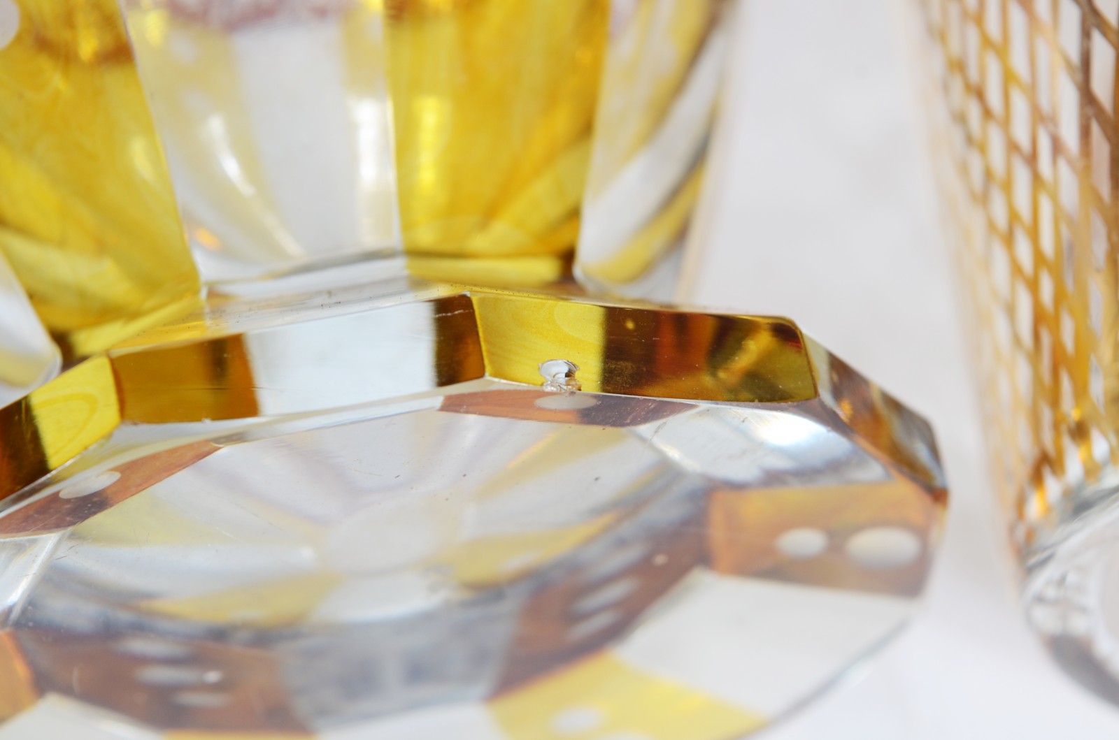 Dois vasos de cristal/vidro, sendo um vaso doublé lapidado na cor... - foto 4 de 4