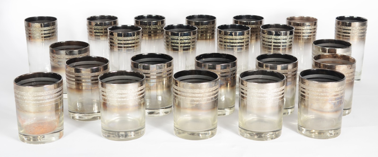 Conjunto com 11 copos longos e 12 copos baixos de cristal com listras... - foto 1 de 3