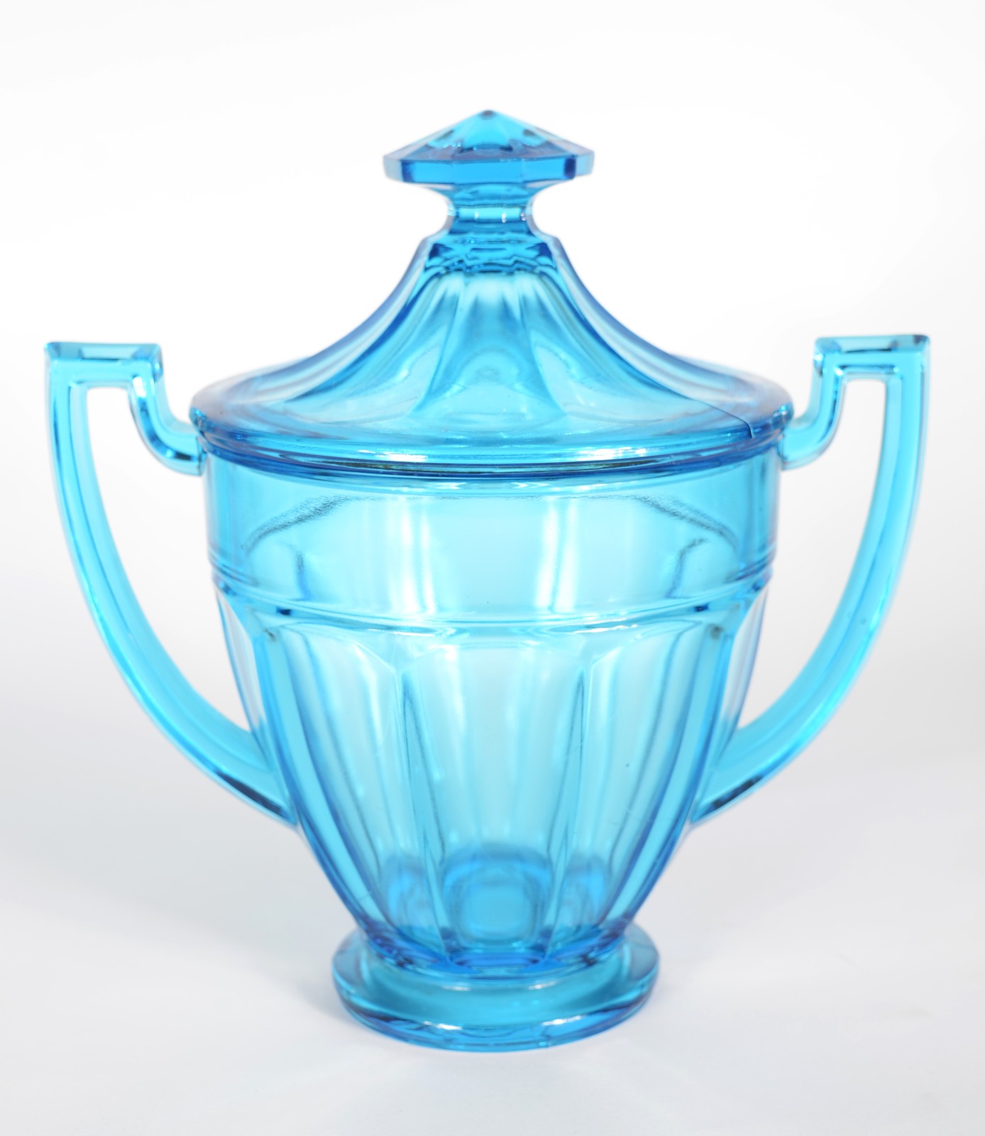 Bomboniere de vidro azul turquesa com alças laterais. - foto 1 de 4
