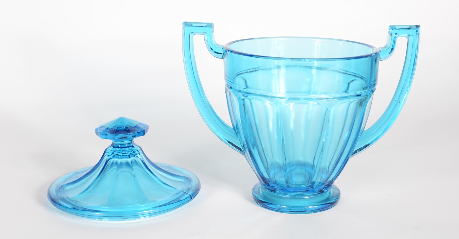 Bomboniere de vidro azul turquesa com alças laterais. - foto 2 de 4