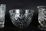 Três peças de cristal lapidado, sendo: 2 vasos ... - Três peças de cristal lapidado, sendo: 2 vasos e bowl (bicados na borda).