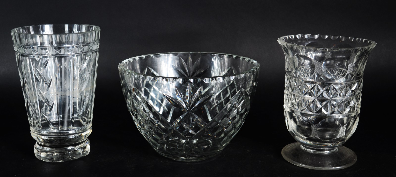 Três peças de cristal lapidado, sendo: 2 vasos e bowl (bicados na... - foto 1 de 6