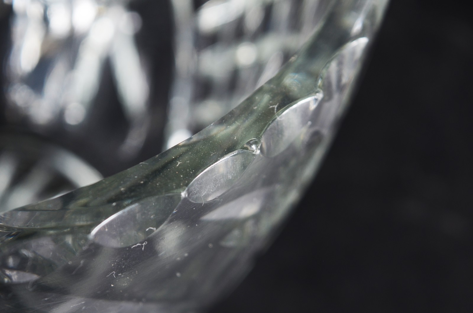 Três peças de cristal lapidado, sendo: 2 vasos e bowl (bicados na... - foto 4 de 6
