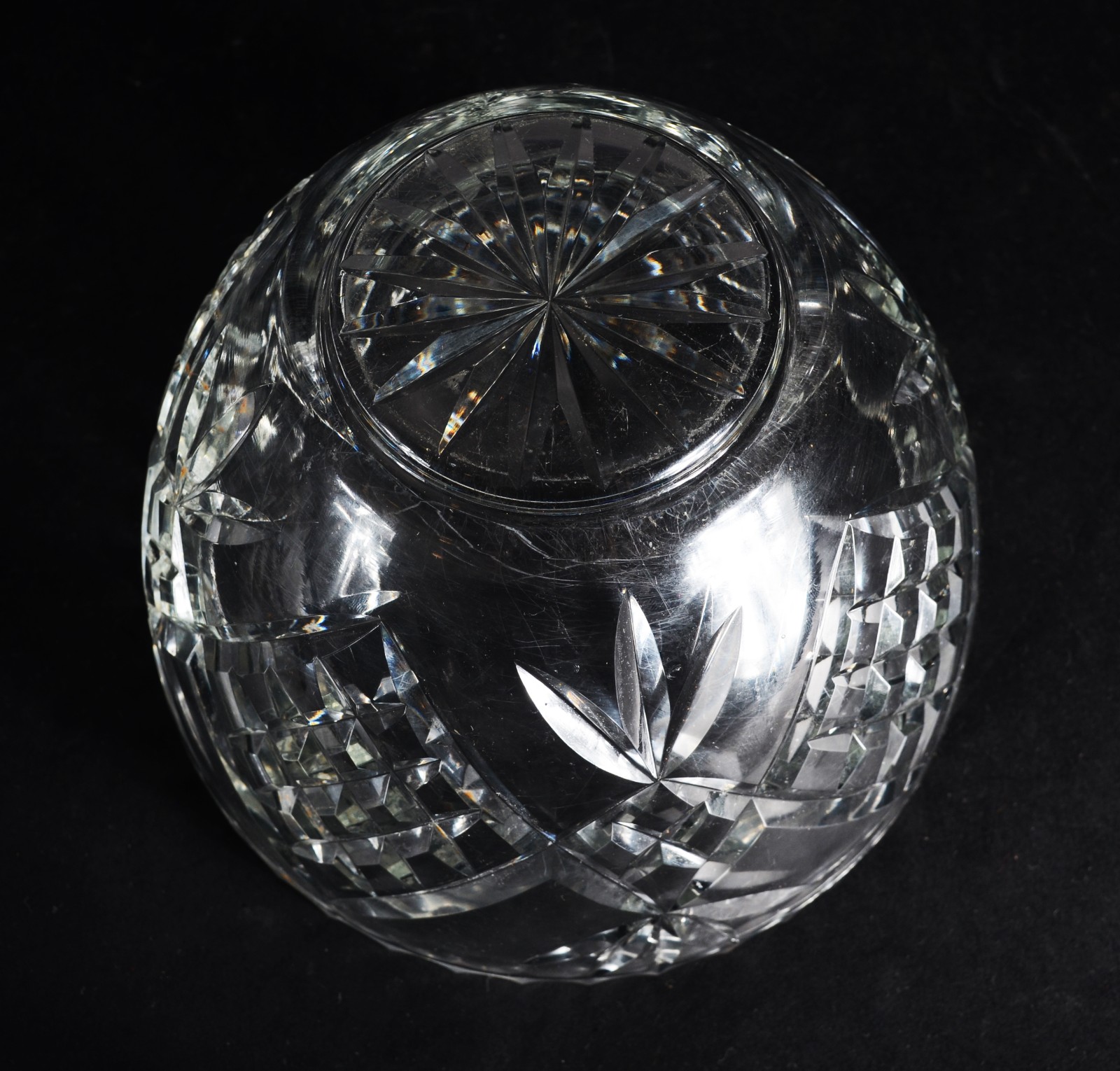 Três peças de cristal lapidado, sendo: 2 vasos e bowl (bicados na... - foto 6 de 6