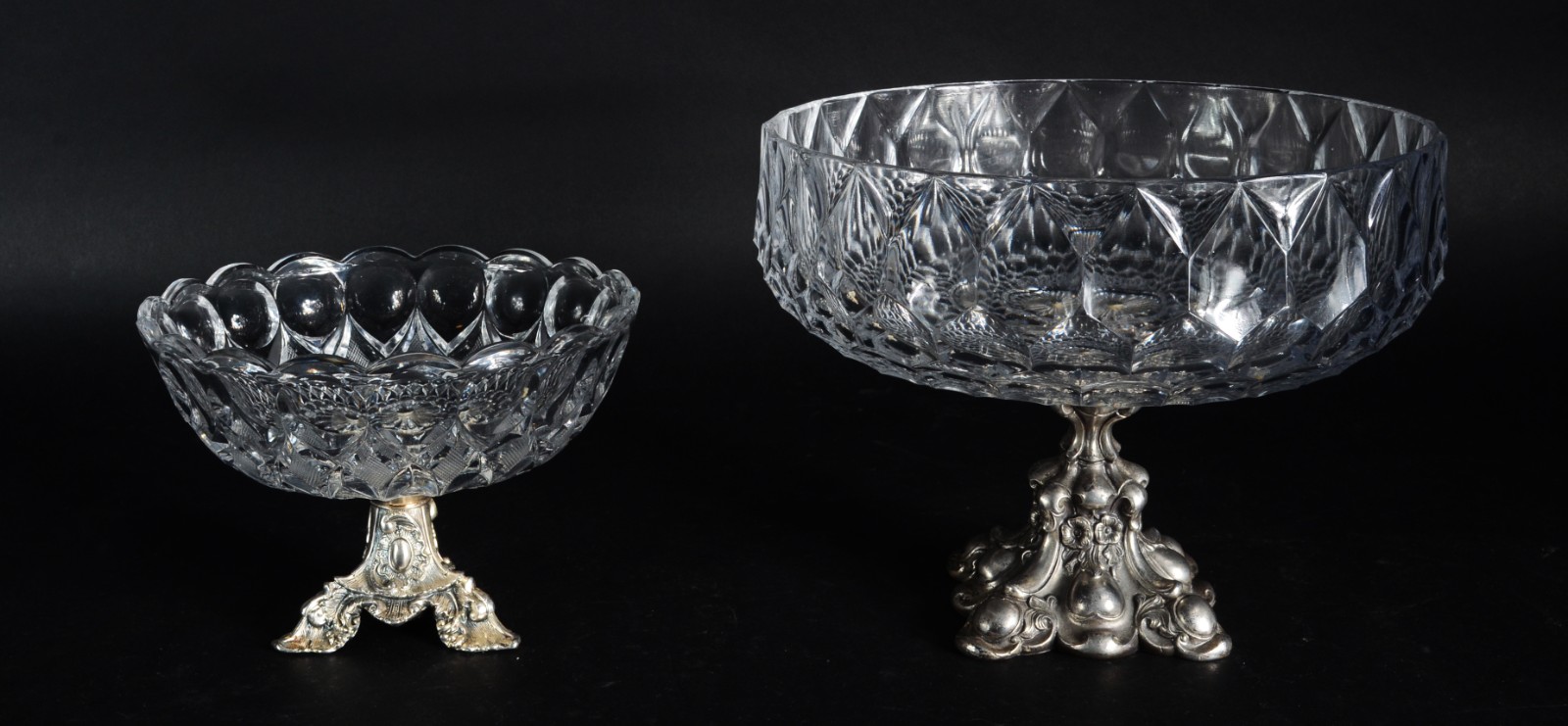Duas fruteiras de cristal europeu lapidado com bases de metal... - foto 1 de 4