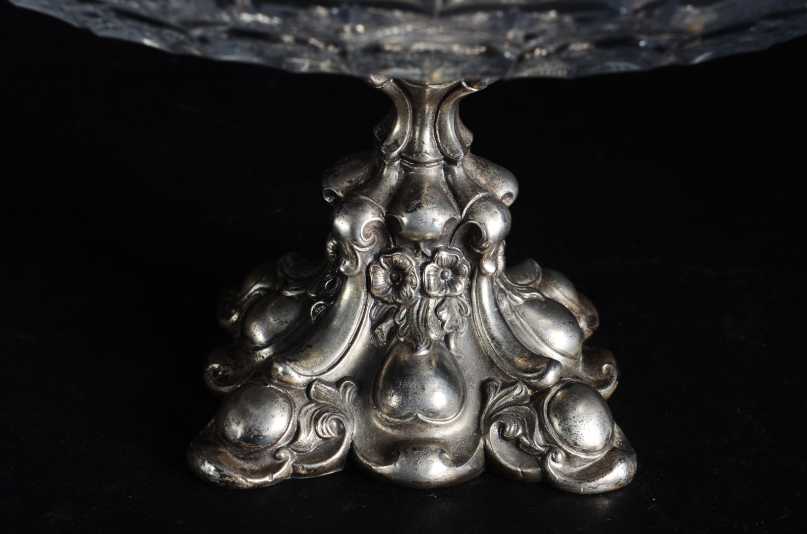 Duas fruteiras de cristal europeu lapidado com bases de metal... - foto 3 de 4