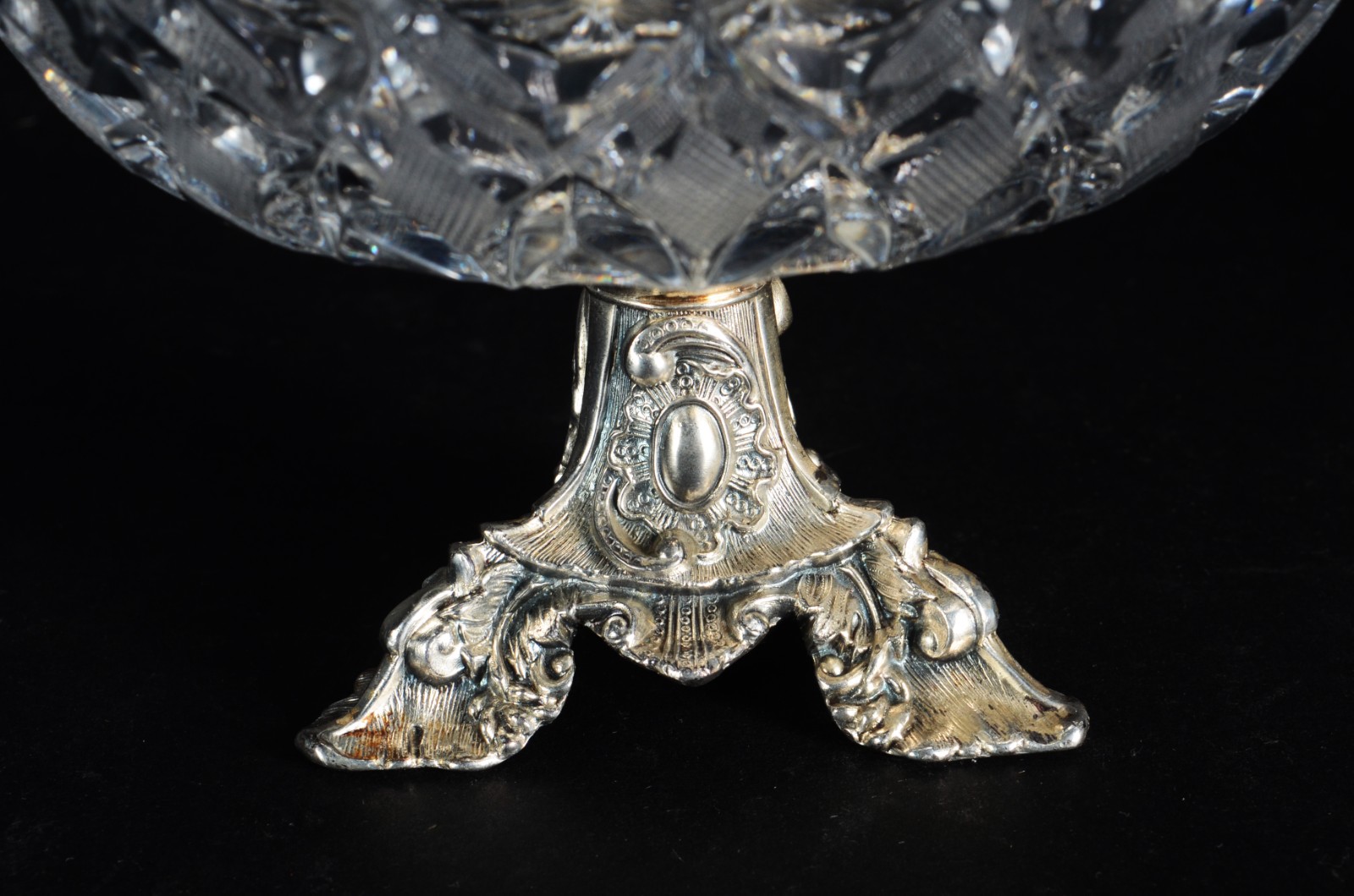 Duas fruteiras de cristal europeu lapidado com bases de metal... - foto 4 de 4