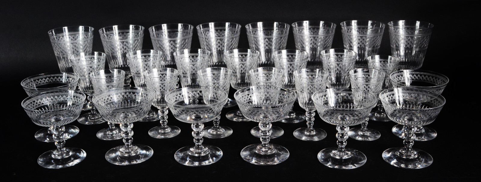 Serviço de cristal lavrado, composto de: 8 taças para vinho tinto, 6... - foto 1 de 2