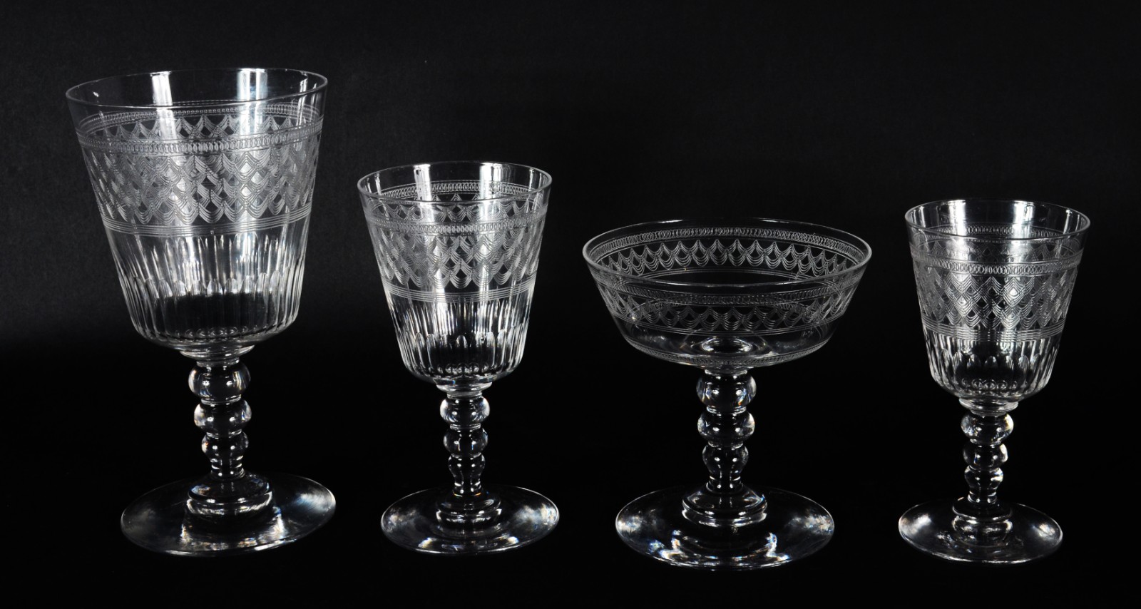 Serviço de cristal lavrado, composto de: 8 taças para vinho tinto, 6... - foto 2 de 2