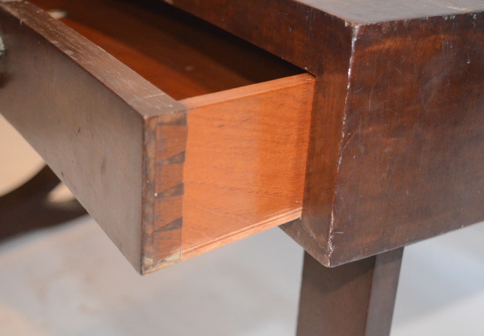 Mesa de escritório de madeira feitio arredondado com duas gavetas com... - foto 4 de 9