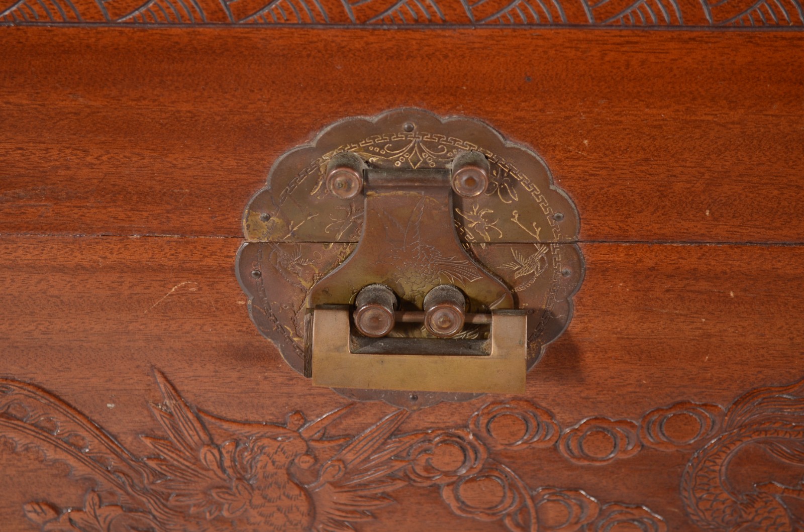 Arca/Baú chinesa de sândalo, detalhes com pássaro e dragão entalhados... - foto 5 de 10