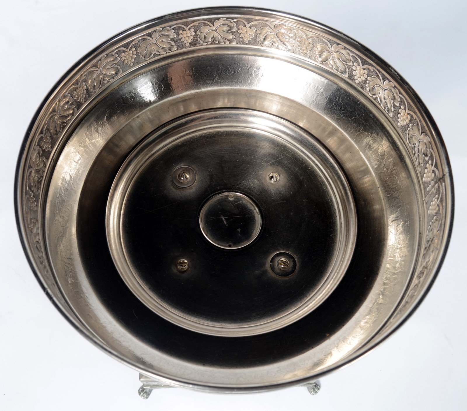Fruteira com base de metal prateado decorado com folhas de parreira e... - foto 10 de 11