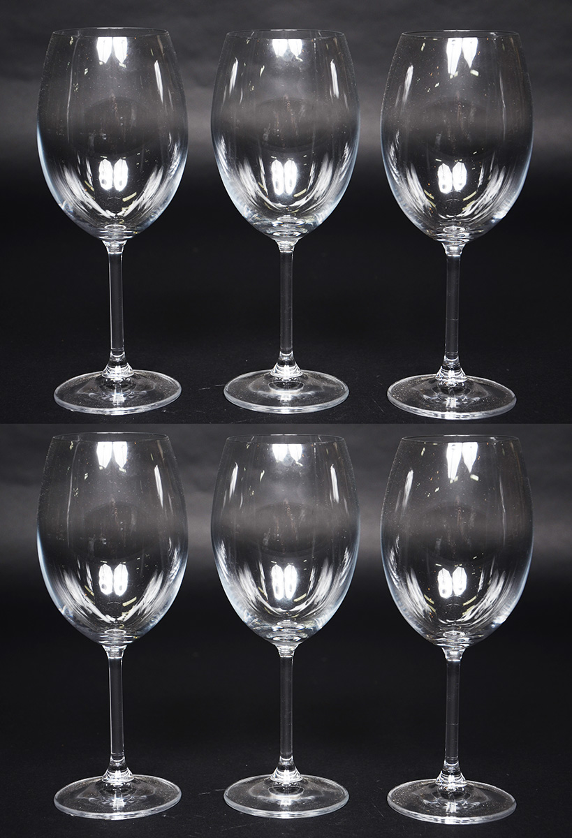 Seis cálices para vinho de cristal liso.