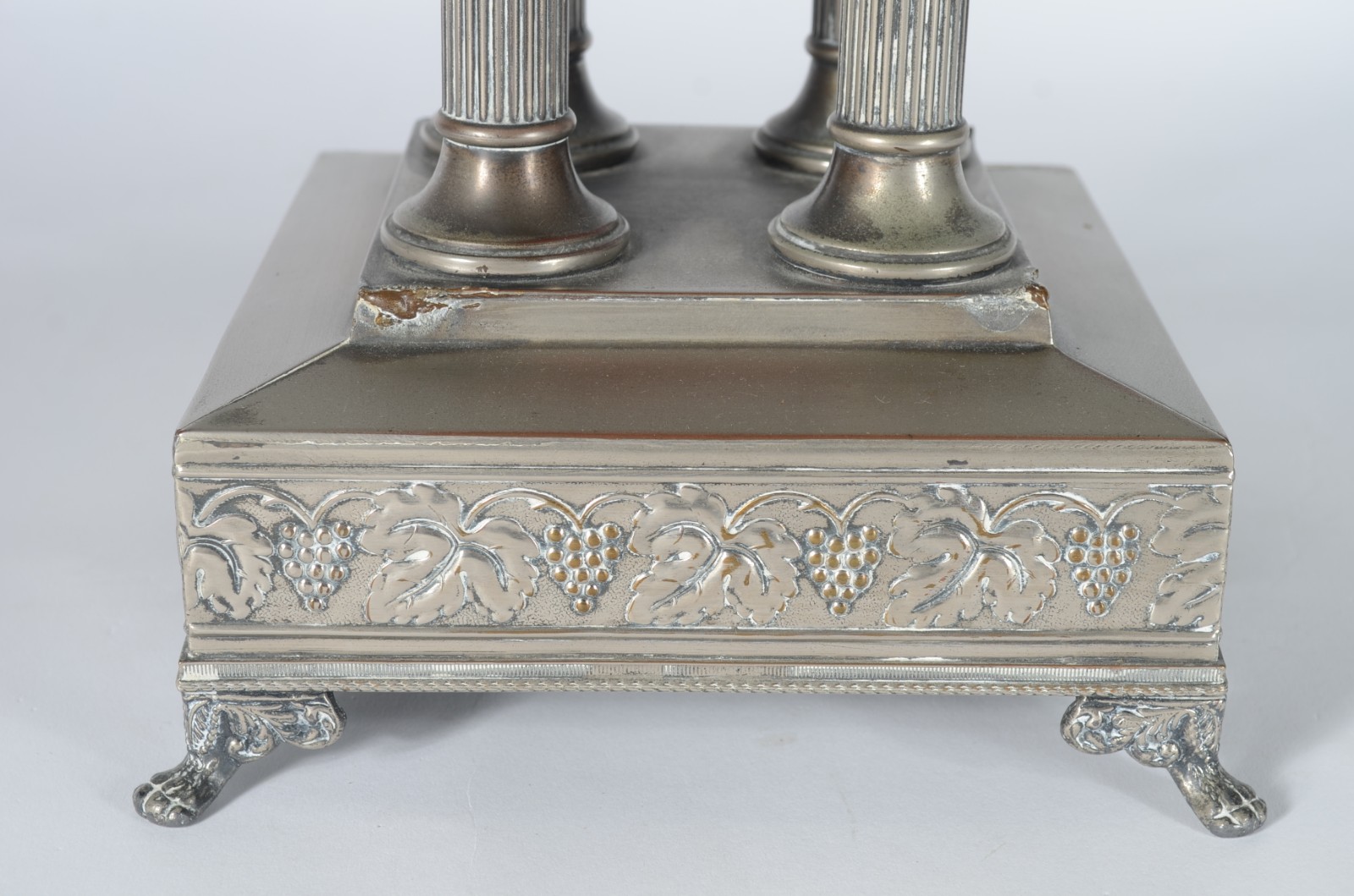 Fruteira com base de metal prateado decorado com folhas de parreira e... - foto 3 de 11