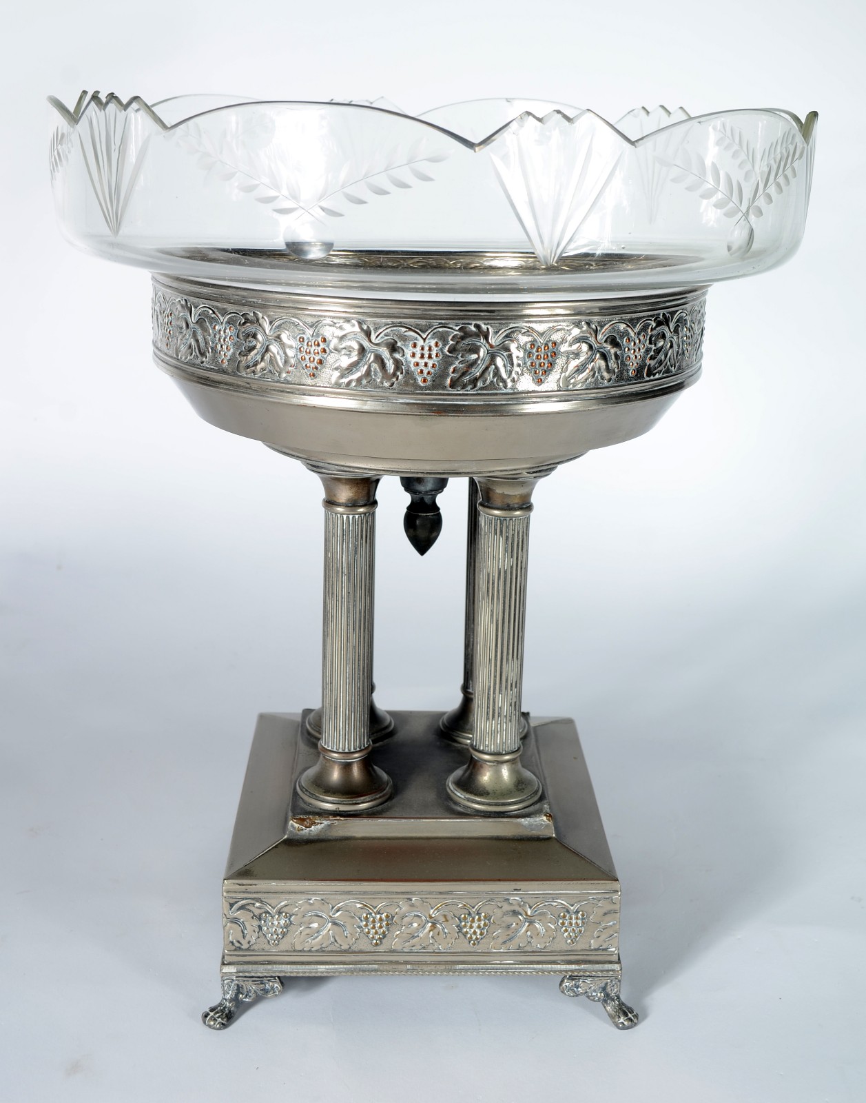 Fruteira com base de metal prateado decorado com folhas de parreira e... - foto 1 de 11