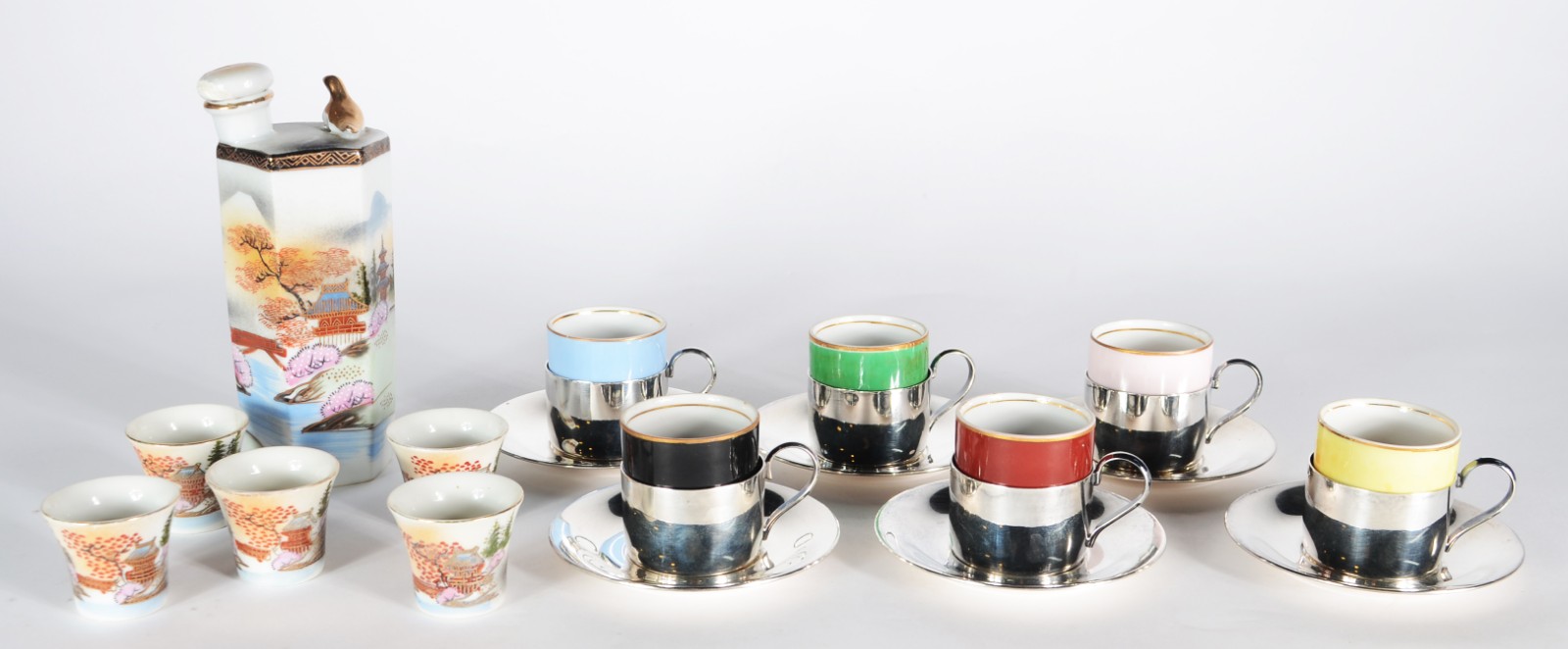 Diversas peças, sendo: conjunto com 6 xícaras para café de porcelana... - foto 1 de 6
