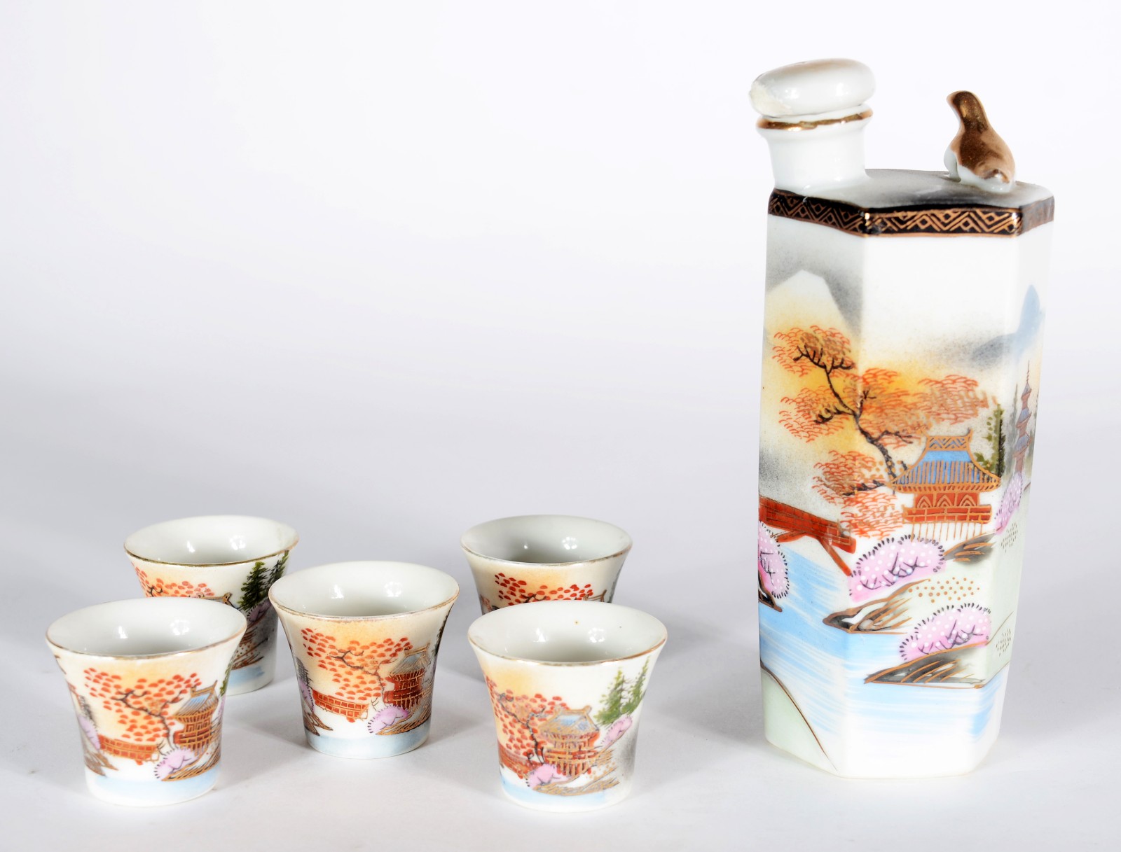 Diversas peças, sendo: conjunto com 6 xícaras para café de porcelana... - foto 2 de 6