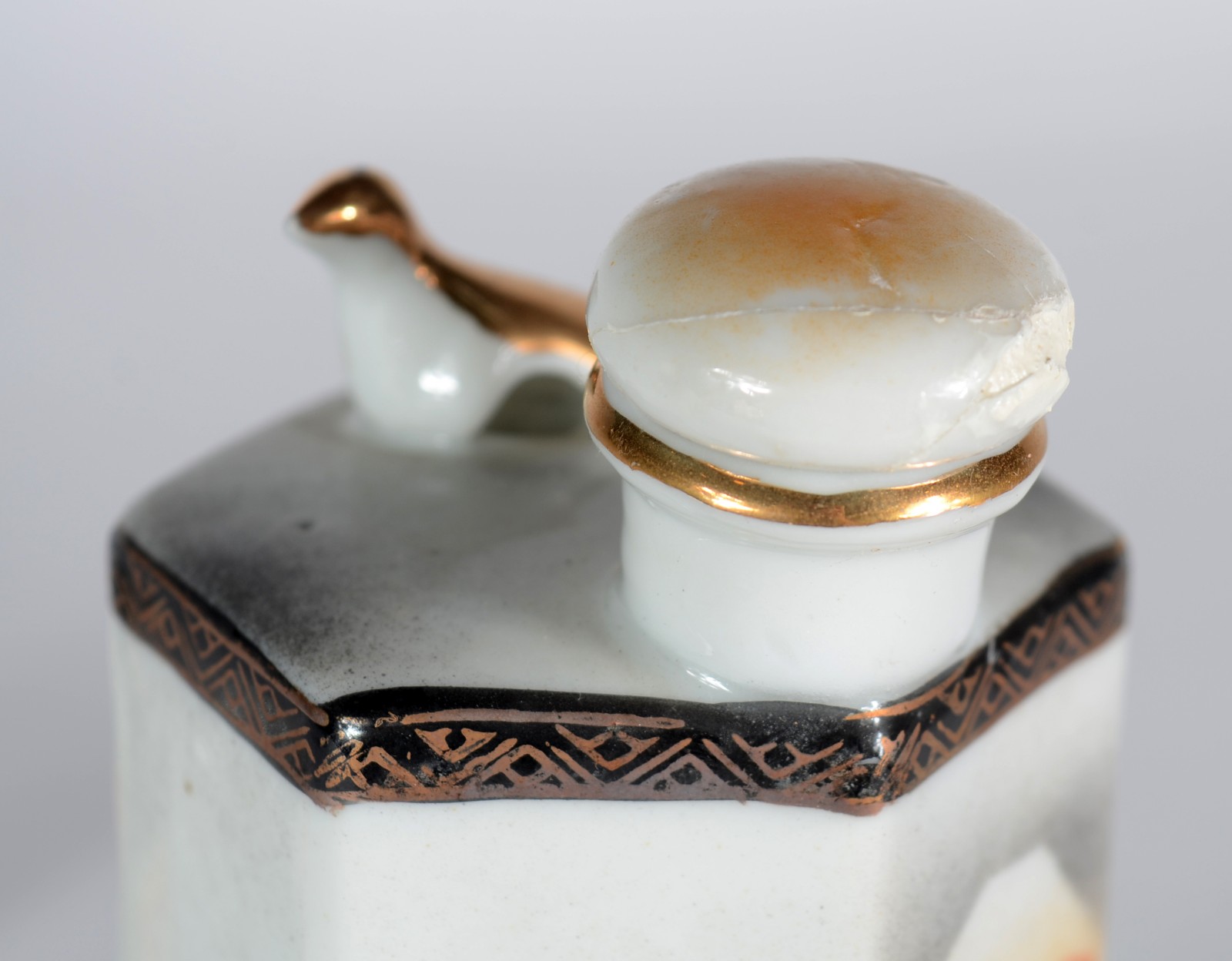 Diversas peças, sendo: conjunto com 6 xícaras para café de porcelana... - foto 3 de 6