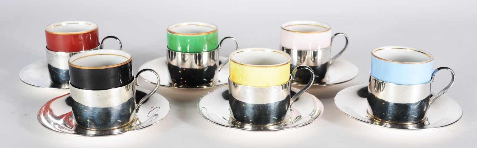 Diversas peças, sendo: conjunto com 6 xícaras para café de porcelana... - foto 5 de 6