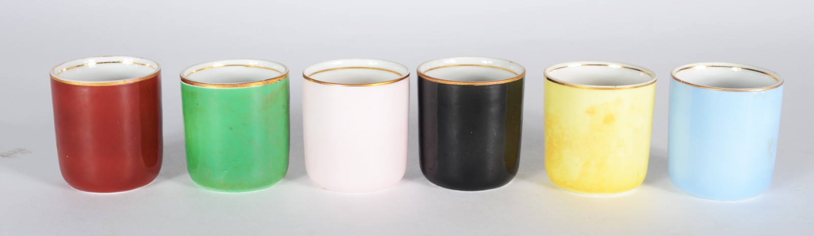 Diversas peças, sendo: conjunto com 6 xícaras para café de porcelana... - foto 6 de 6
