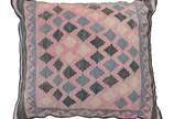 Almofada forrada com tapete kilim. - Almofada forrada com tapete kilim.