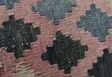 Almofada forrada com tapete kilim. - Almofada forrada com tapete kilim.