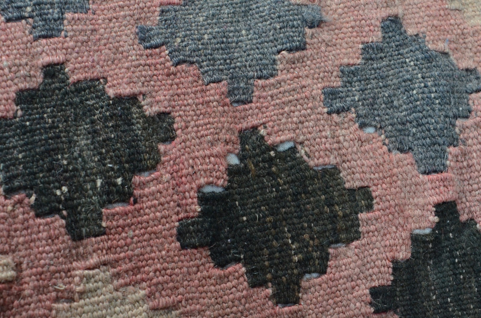 Almofada forrada com tapete kilim. - foto 3 de 4