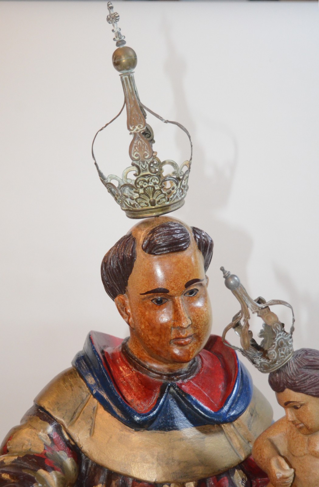 Santo Antonio com Menino - Imagem de madeira policromada com realces... - foto 3 de 7