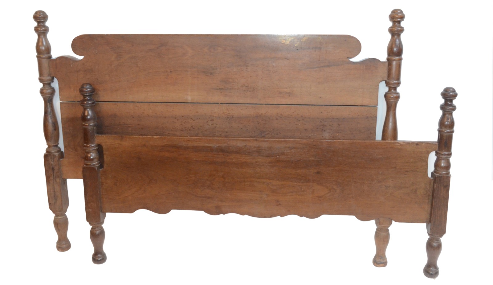 Cama de casal de madeira nobre, quinas com colunas torneadas... - foto 2 de 7