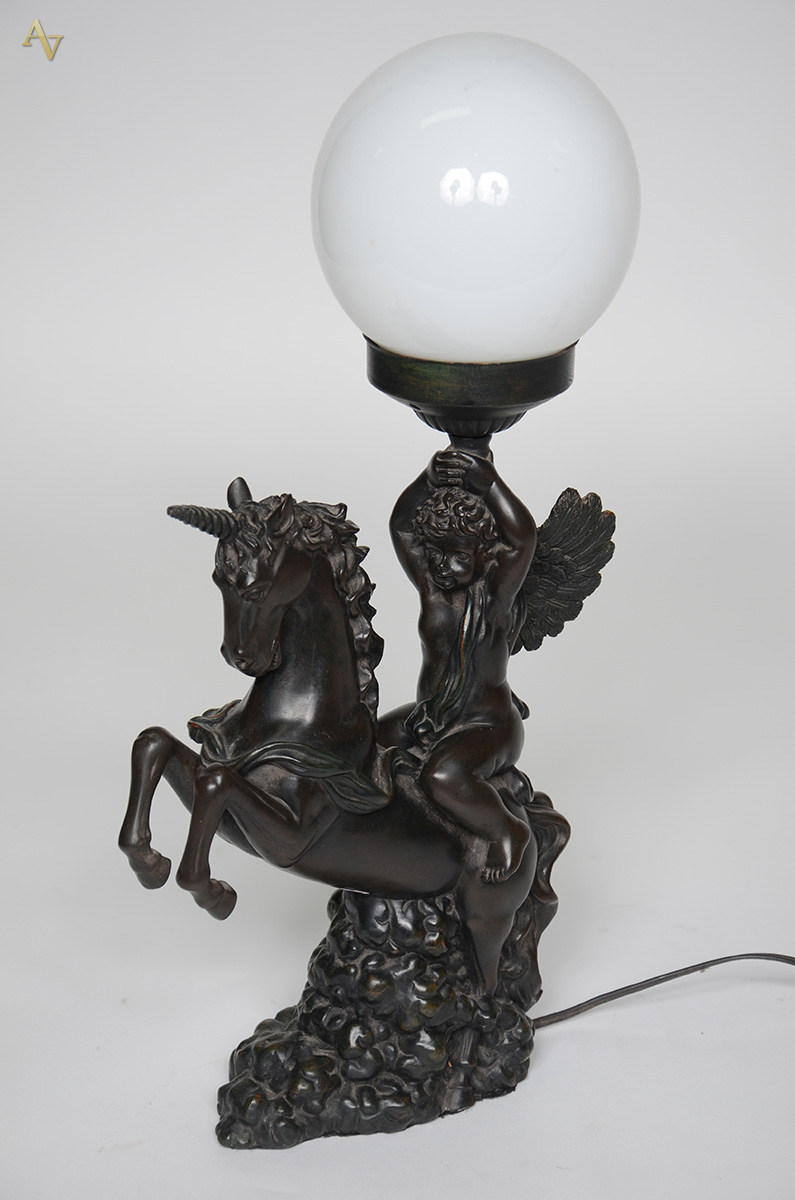 Abajour com anjo e unicórnio de resina. Altura 46 cm.