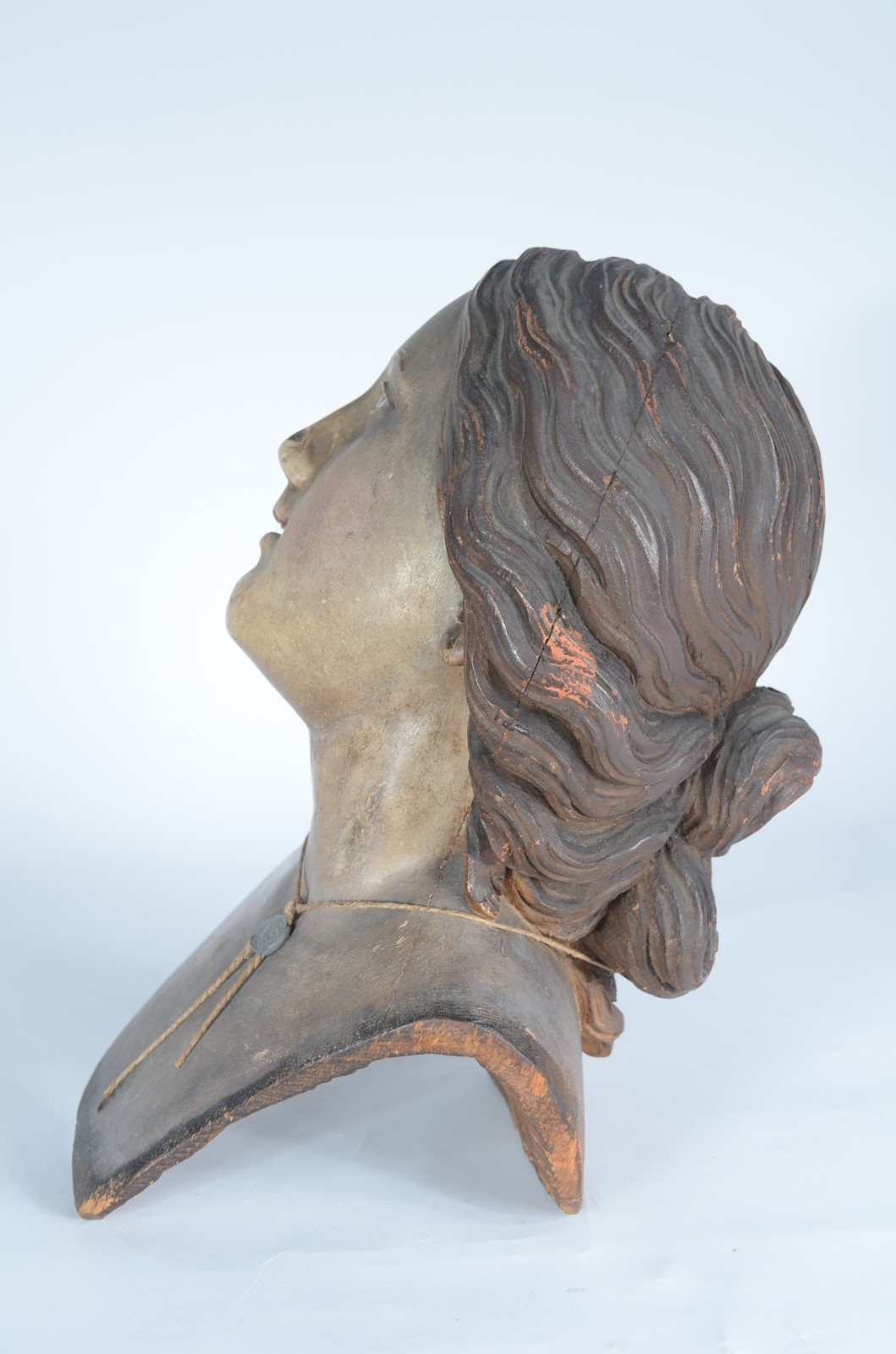 Busto de madeira policromada representando figura feminina. Desgastes. - foto 3 de 7