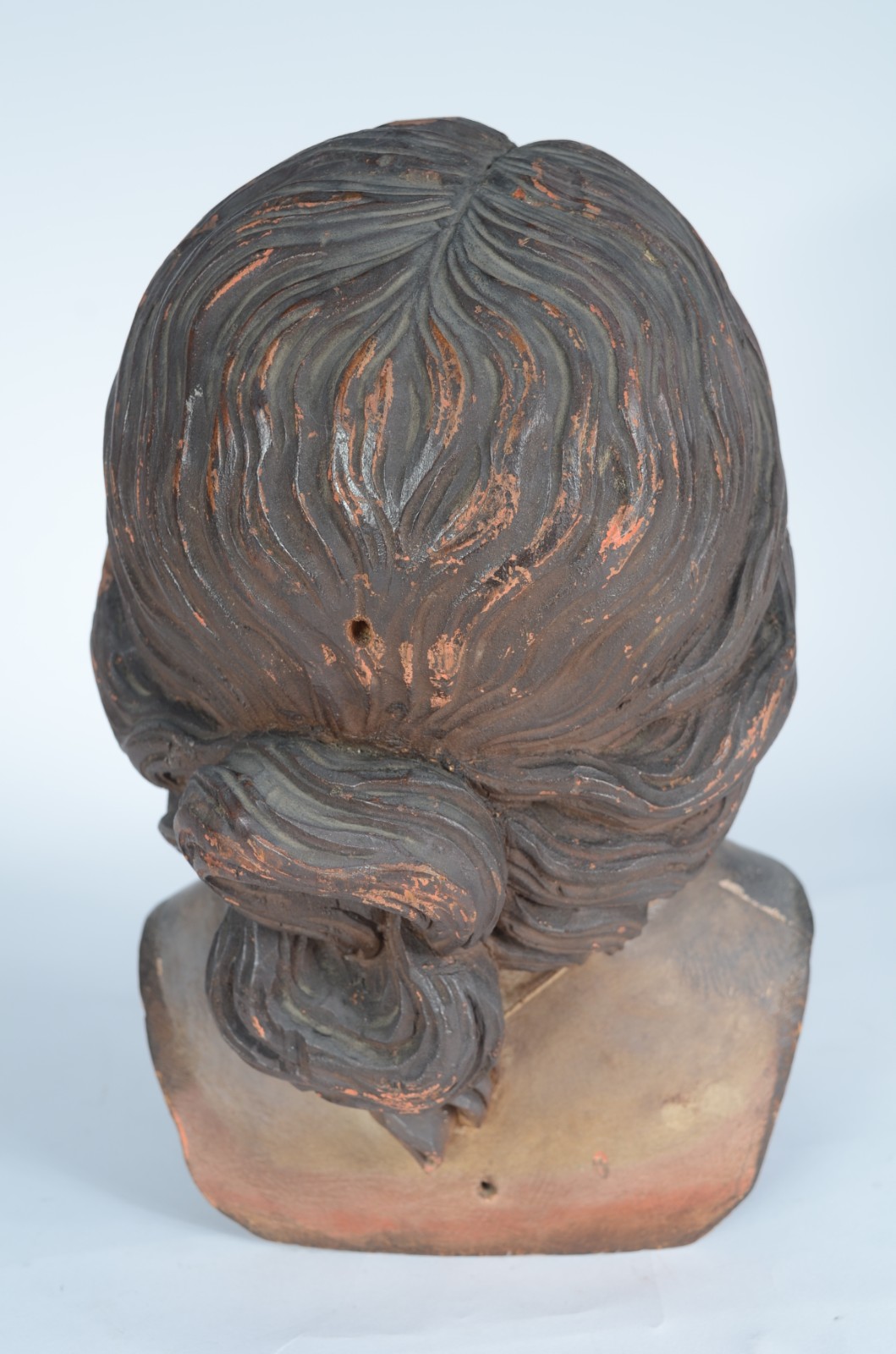 Busto de madeira policromada representando figura feminina. Desgastes. - foto 4 de 7