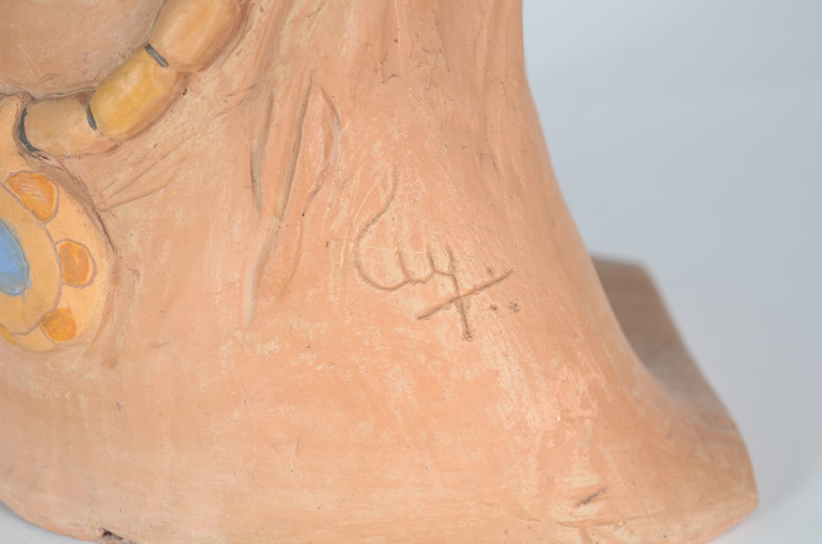 Busto de barro cozido, assinado. - foto 4 de 8