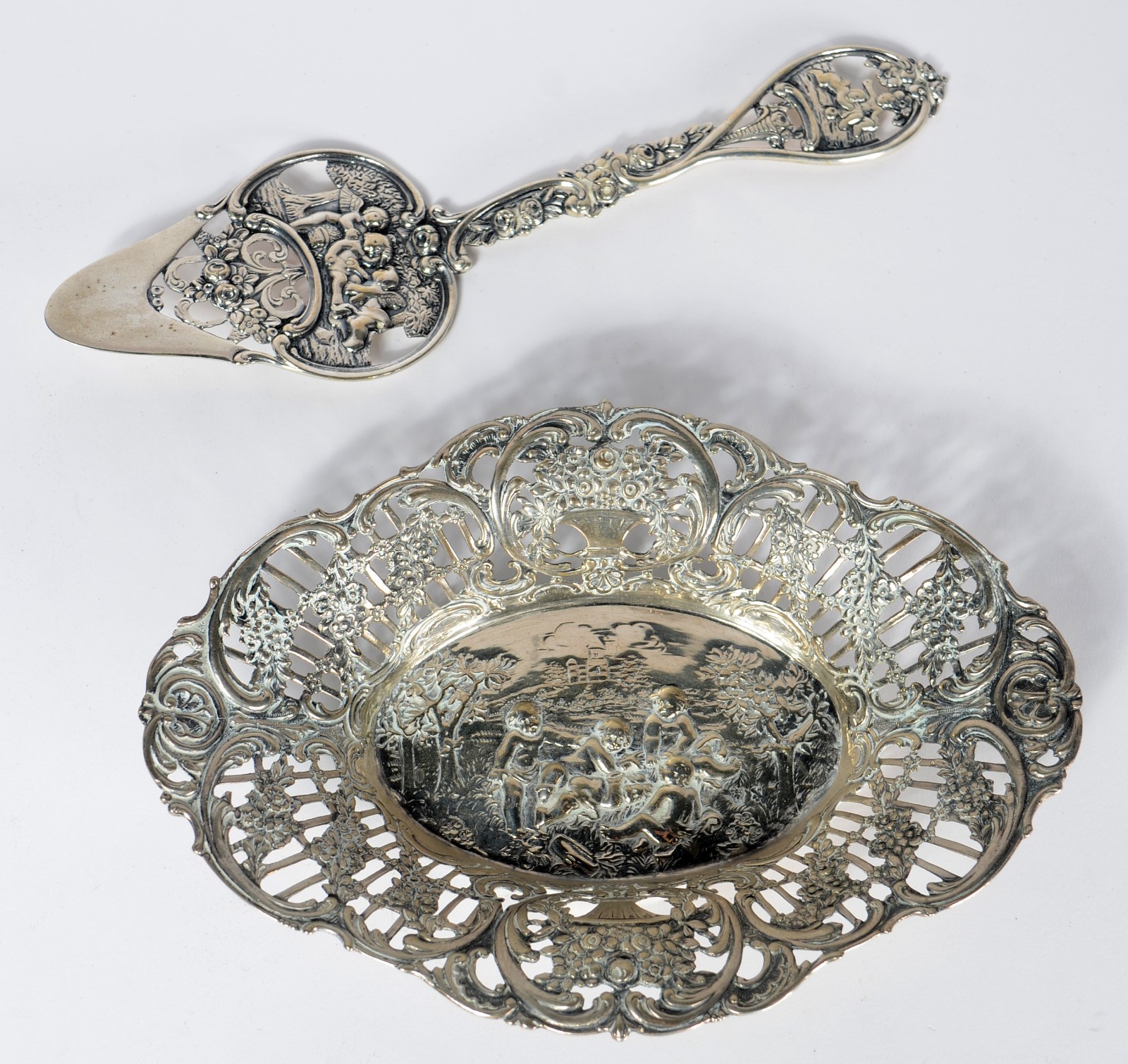 Duas peças de prata, sendo: bowl e talher decorados com anjos em... - foto 1 de 9
