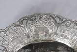 Duas peças de prata, sendo: bowl e talher decor... - Duas peças de prata, sendo: bowl e talher decorados com anjos em relevo. Peso da prata: 180 g.  (Por motivos de segurança a peça não se encontra...