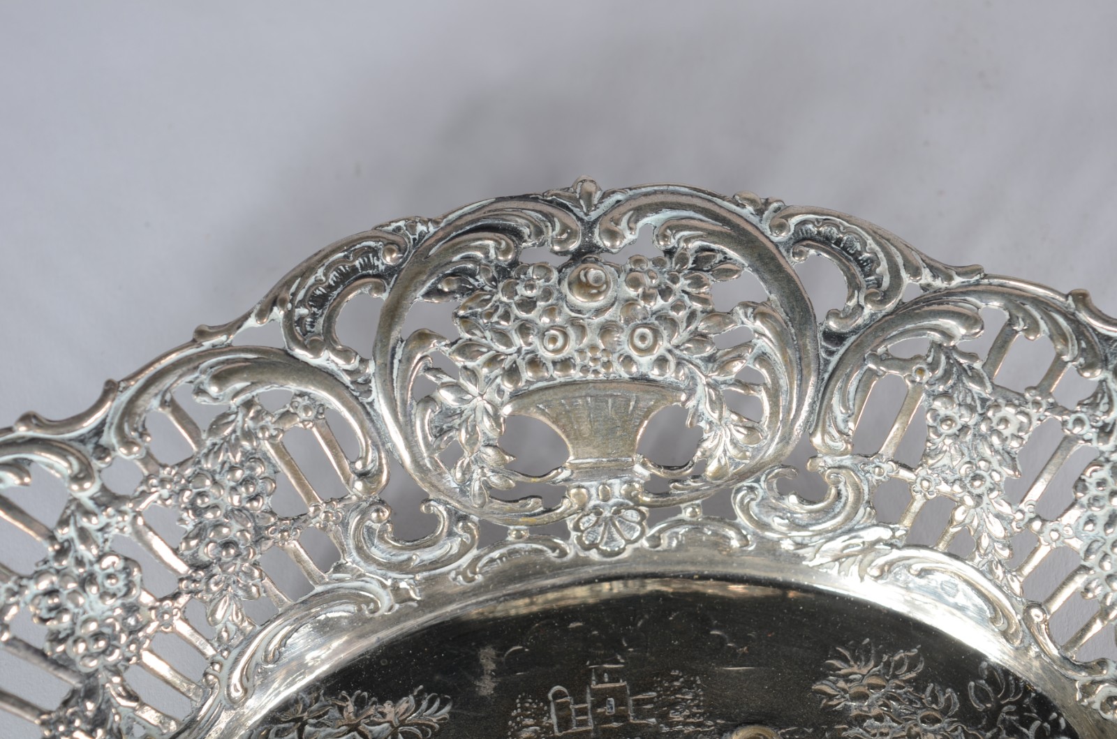 Duas peças de prata, sendo: bowl e talher decorados com anjos em... - foto 3 de 9