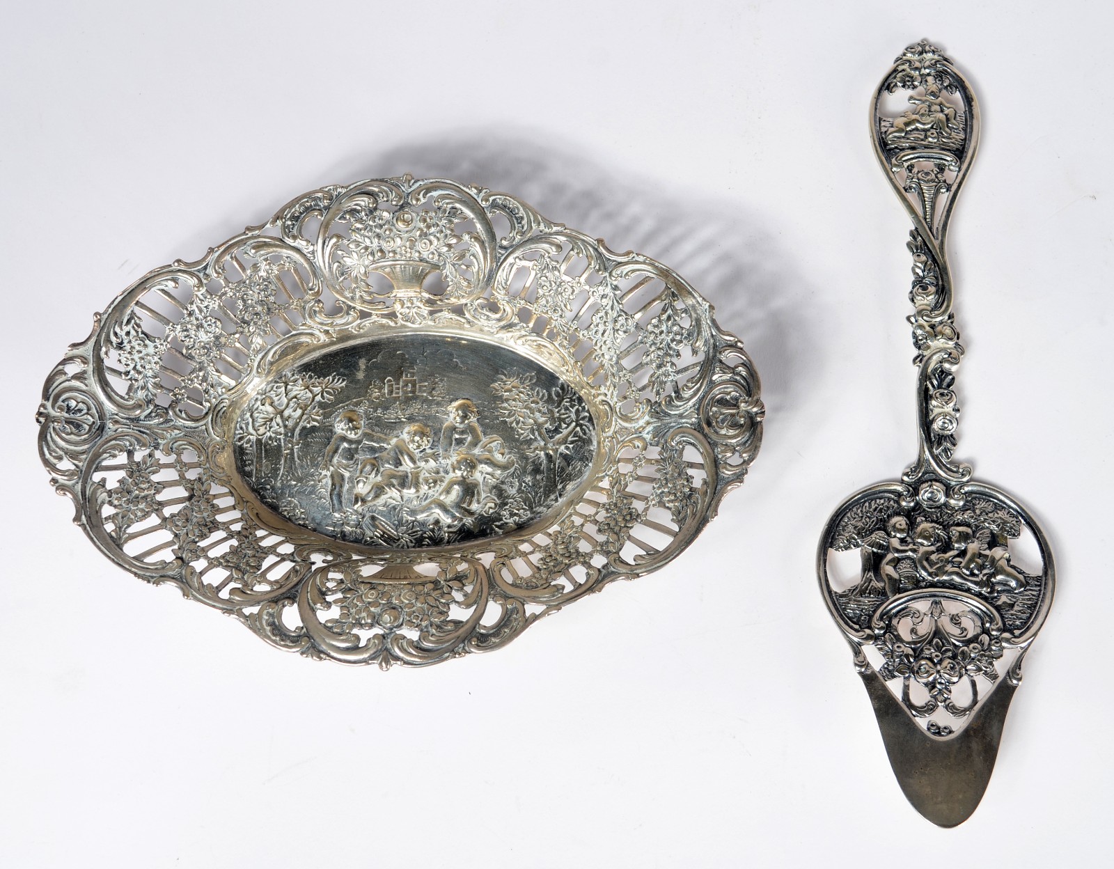 Duas peças de prata, sendo: bowl e talher decorados com anjos em... - foto 8 de 9